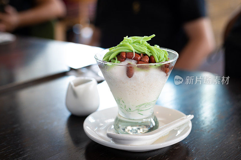 Cendol -一种受欢迎的马来西亚甜点与刨冰，桑坦和红豆。